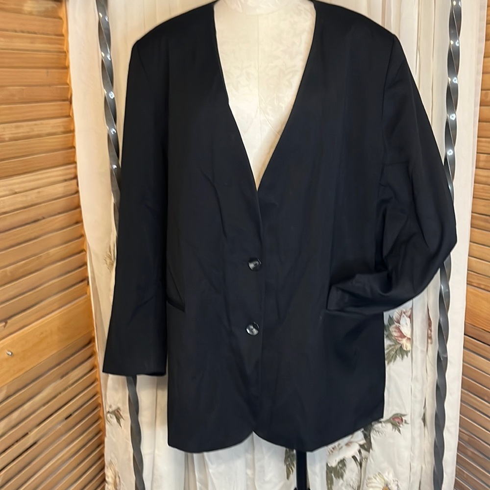 Maggie Barnes fully lined suit jacket. Black, Size 24W